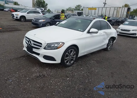 2016 Mercedes-Benz C 300 4Matic z USA, uszkodzony, nr VIN 55SWF4KB8GU108567